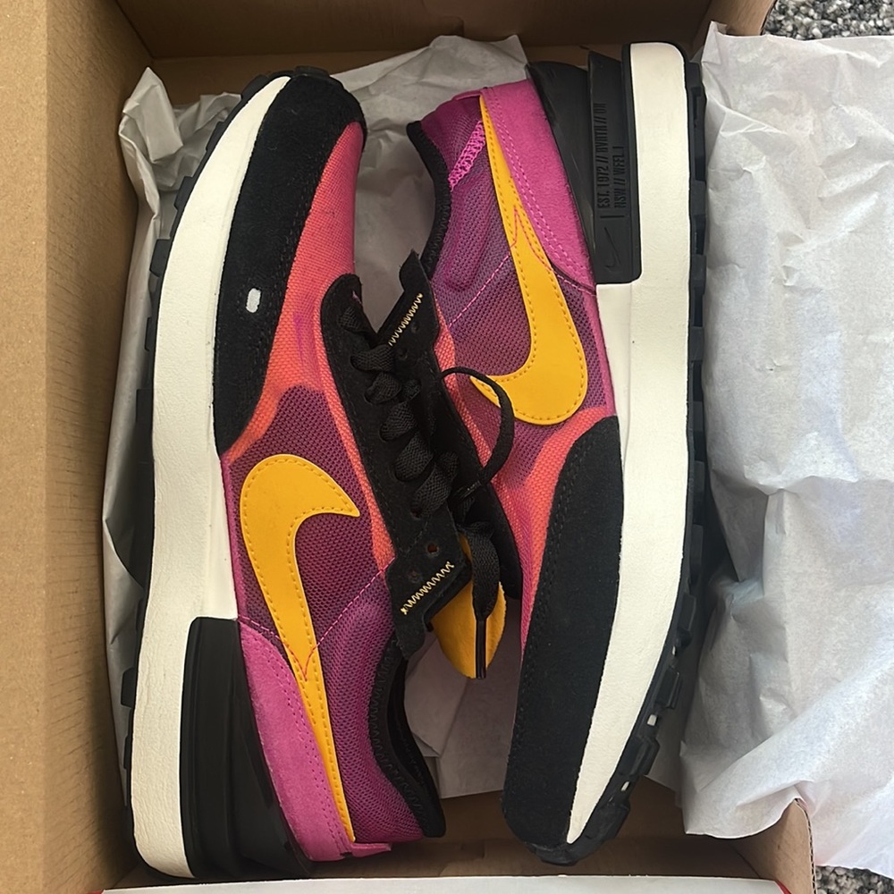 Like new Nike Waffle Trainer - Picture 2 of 4